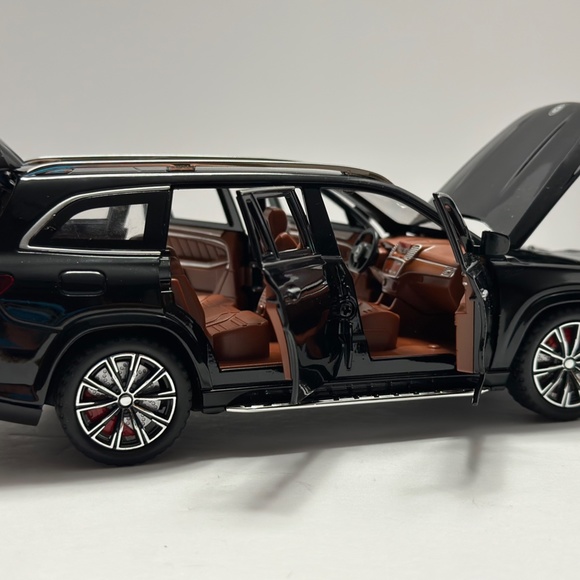 1:24 Mercedes-Benz GLS63 AMG DIECAST with led headlight and taillight Black - Picture 6 of 8